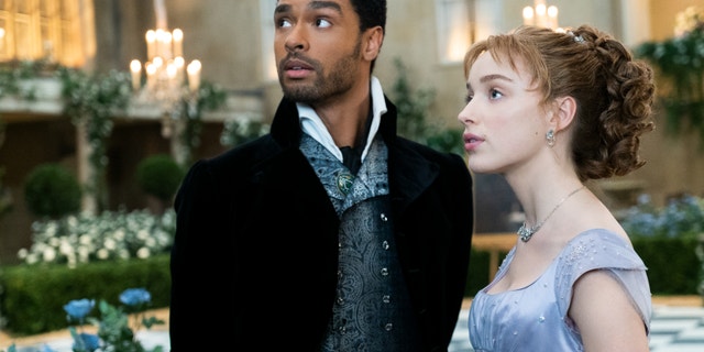 R-L: Daphne Bridgerton (Phoebe Dynevor) and Simon Basset/Duke of Hastings (Regé-Jean Page).