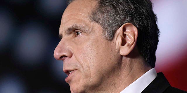 纽约州政府. Andrew Cuomo delivers his State of the State address virtually from The War Room at the state Capitol, 星期一, 一月. 11, 2021, 在奥尔巴尼, 。. (AP Photo/Hans Pennink, 泳池)