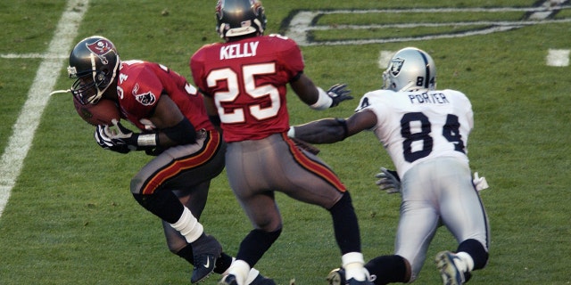 Dexter Jackson, links, had two interceptions and was named Super Bowl MVP. (Photo by Ezra Shaw/Getty Images)