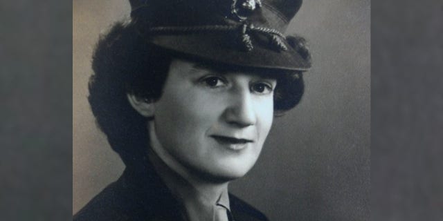 This photo provided by Beth Kluttz shows Dorothy Schmidt Cole in 1945. Dorothy Schmidt Cole, recognized last year as the oldest living U.S. 海军陆战队, 已经去世了 107. The Marine Times says Dorothy Schmidt Cole died of a heart attack at her daughter's home in Kannapolis on Jan. 7, 2021. (Courtesy of Beth Kluttz via AP)