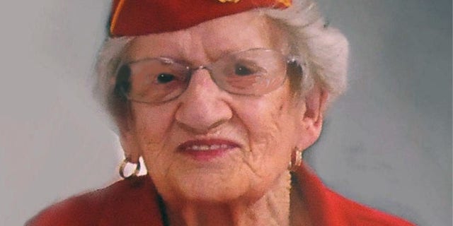 This photo provided by Beth Kluttz shows Dorothy Schmidt Cole. Dorothy Schmidt Cole, recognized last year as the oldest living U.S. 海军陆战队, 已经去世了 107. The Marine Times says Dorothy Schmidt Cole died of a heart attack at her daughter's home in Kannapolis on Jan. 7, 2021. (Courtesy of Beth Kluttz via AP)