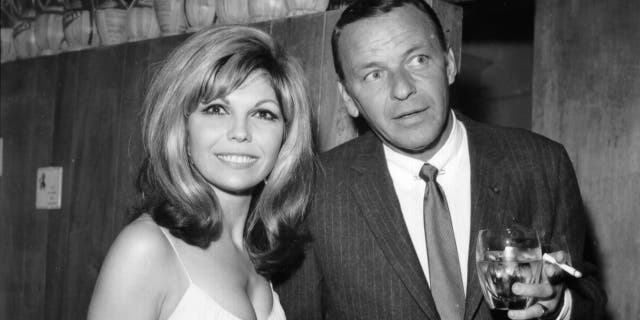 Nancy Sinatra (left) is the daughter of pop legend Frank Sinatra (right). (Photo by Earl Leaf/Michael Ochs Archives/Getty Images)