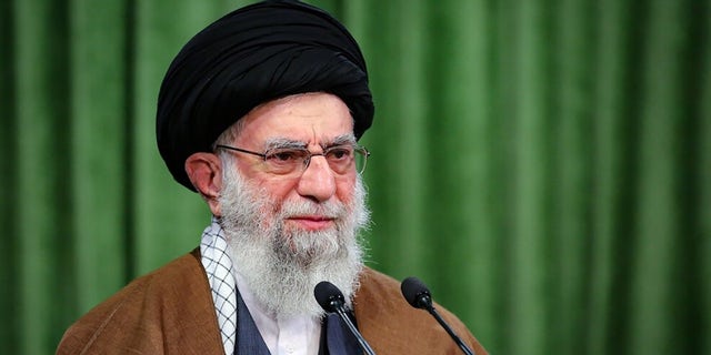 El Líder Supremo de Irán, Ali Khamenei, transmite en vivo en la televisión estatal con motivo del cumpleaños del Profeta, o el aniversario del nacimiento del Profeta Mahoma, en Teherán, Irán.