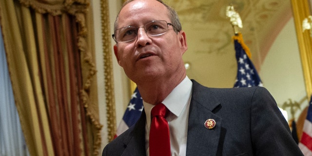 UNITED STATES - 九月 17: Newly sworn in Greg Murphy, R-N.C。, departs after posing during a photo op with his family and Speaker of the House Nancy Pelosi, D-Calif。, in Washington on Tuesday September 17, 2019. (Photo by Caroline Brehman/CQ-Roll Call, 公司通过盖蒂图片社)