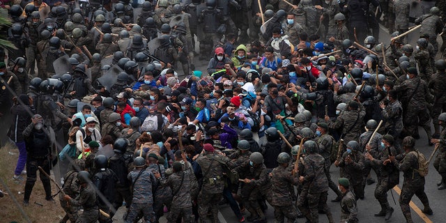 Honduran migrants clash with Guatemalan soldiers in Vado Hondo, Guatemala, Sunday, January 17, 2021. Guatemalan authorities have estimated that as many as 9,000 Honduran migrants have entered Guatemala as part of an effort to form a new caravan for reach the American border.  (AP Photo / Sandra Sebastian)