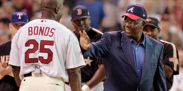Hank Aaron greets Barry Bonds
