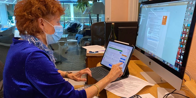 Nancy Smythe (图为) uses multiple devices for 3-4 hours each day to try and lock down a COVID-19 vaccine appointment. But no matter how many screens she uses, they always seem to get snatched up (Robert Sherman, 福克斯新闻).