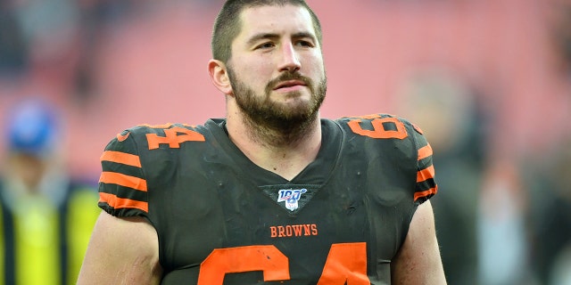 EXPEDIENTE - En este diciembre. 8, 2019, foto de archivo, Cleveland Browns center and NFLPA president JC Tretter walks off the field after an NFL football game against the Cincinnati Bengals in Cleveland.
