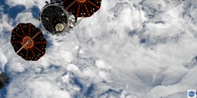 La nave Cygnus poco después de su desacoplamiento de la Estación Espacial Internacional.