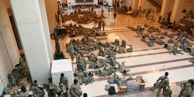Hundreds of National Guard troops hold inside the Capitol Visitor's Center to reinforce security at the Capitol in Washington, 星期三, 一月. 13, 2021. The House of Representatives is pursuing an article of impeachment against President Donald Trump for his role in inciting an angry mob to storm the Capitol last week. (AP Photo/J. Scott Applewhite)