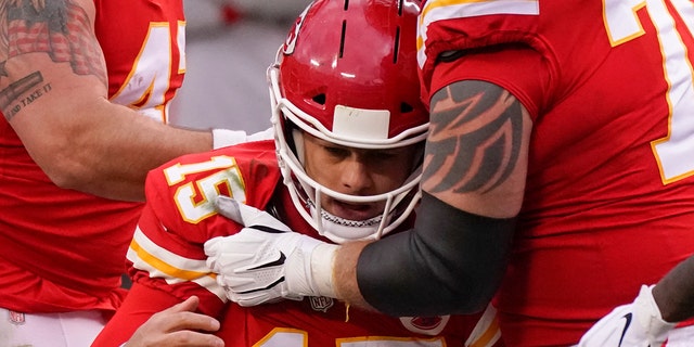 Kansas City Chiefs quarterback Patrick Mahomes (15) is helped off the field by teammate Mike Remmers, right, after injuring himself in the second half of a Division football game in the NFL vs. Cleveland Browns, Sunday, Jan.17, 2021, in Kansas.  City.  (AP Photo / Charlie Riedel)