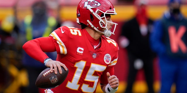Kansas City Chiefs quarterback Patrick Mahomes looks to pass during the first half of an NFL divisional round football game against the Cleveland Browns, Sondag, Jan.. 17, 2021, in Kansas City. (AP Photo/Jeff Roberson)