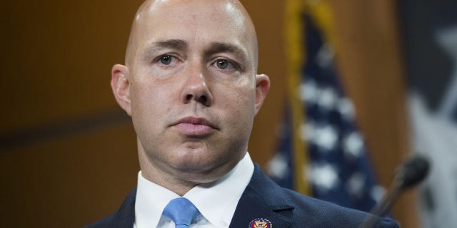 Rep. Brian Mast, R-Fla., Melakukan konferensi pers di Capitol Visitor Center tentang penggusuran kantor Kongres dari fasilitas Departemen Urusan Veteran pada hari Jumat, 20 September 2019. (Tom Williams / CQ-Roll Call, Inc via Getty Images)