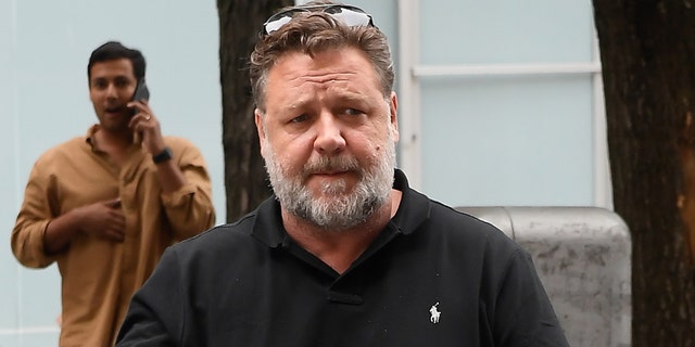 Russell Crowe responded to a Twitter user who criticized his 2003 film “Master and Commander: The Far Side of the World”.