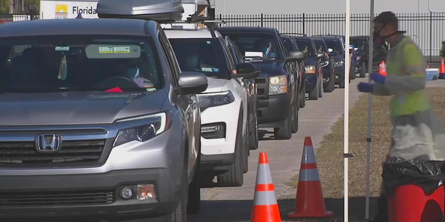 Long lines at a vaccination site in Daytona Beach, 弗拉.