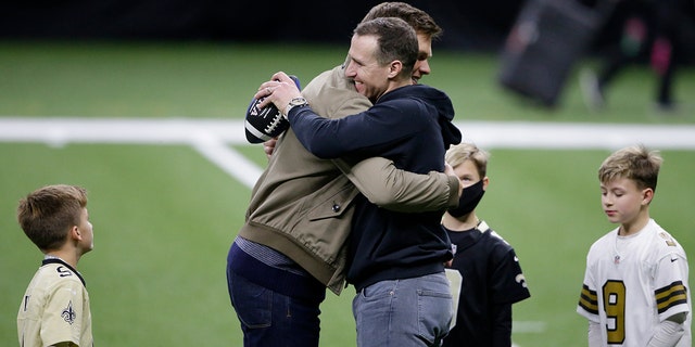 New Orleans Saints quarterback Drew Brees right kisses Tampa Bay Buccaneers quarterback Tom Brady as the Bree kids watch after an NFL divisional round playoff soccer game between the New Orleans Saints and the Tampa Bay Buccaneers, Sunday January 17, 2021, in New Orleans.  The Tampa Bay Buccaneers won 30-20.  (AP Photo / Dill Butch)