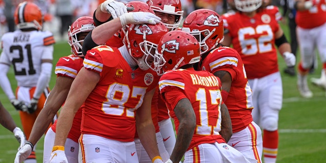 Kansas City Chiefs tight end Travis Kelce (87) celebrates with teammates after scoring on a 20-yard touchdown reception during the first half of an NFL divisional round football game against the Cleveland Browns, Sondag, Jan.. 17, 2021, in Kansas City. (AP Photo/Reed Hoffmann)