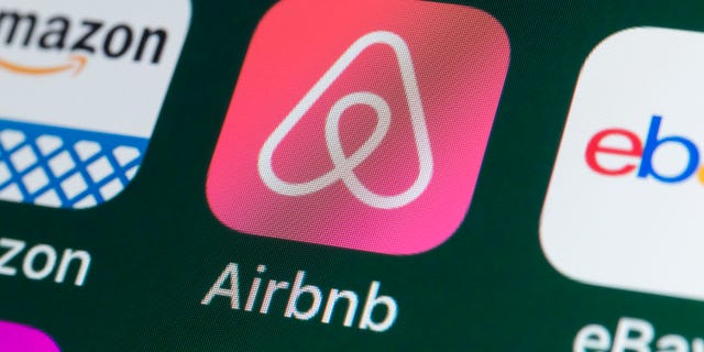 Airbnb, Amazon, ebay, News and other Apps on iPhone screen