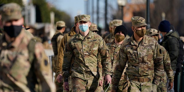 Members of the DC National Guard walk around the U.S. Capitol grounds on Jan. 7 워싱턴. A few thousand troops could remain in the capital until mid-March, Fox News는 배웠습니다. (AP 사진 / Julio Cortez)