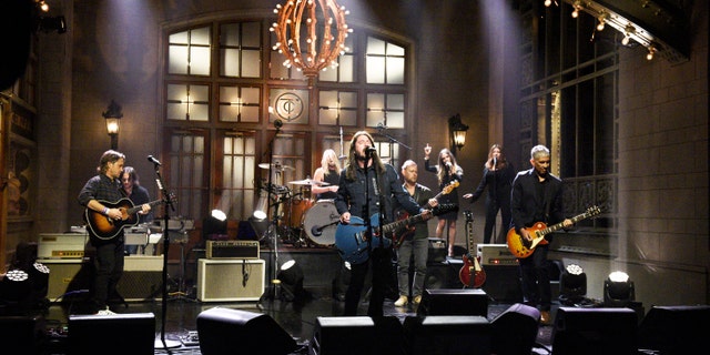 Foo Fighters: Dave Grohl (C) Taylor Hawkins (Back), Pat Smear (R), Chris Shiflett (L)<br>
(Will Heath/NBC/NBCU Photo Bank via Getty Images)