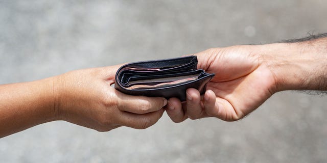 A homeless man returned a woman's wallet after she lost it. Then her granddaughter decided to repay the man's kindness. (iStock)