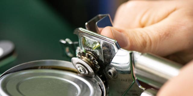 John Roderick did not receive the social media engagement he thought he would from a Twitter thread that detailed his daughter's struggle to open a can of beans. (iStock)