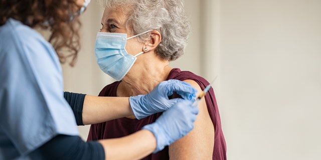 Las hospitalizaciones relacionadas con COVID aumentan entre las personas mayores estadounidenses