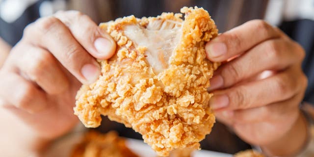 Рука држи пржену пилетину која једе у ресторану (иСтоцк) "... пржена храна је богата мастима, соли и калоријама, а све то су шокантни фактори за здравље срца и ризик од гојазности," каже регистровани дијететичар Ангела Ел Лаго.