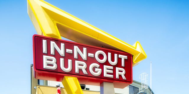 Secondo i rapporti, a woman driving a silver BMW cut in front of two men who were already waiting in the drive-thru of an In-N-Out in Utah.