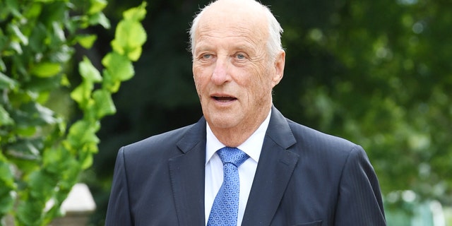 King Harald V of Norway will undergo surgery on his right knee for a tendon problem.
