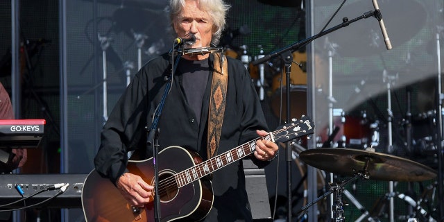 Kris Kristofferson performs during Barclaycard Presents British Summer Time Hyde Park at Hyde Park on July 07, 2019 런던에서, 영국. The 84-year-old officially retired in 2020, his team announced in a release this week.
