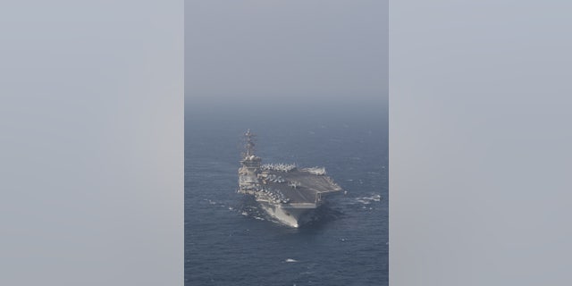 Самолетоносачът USS Nimitz (CVN 68) се движи напред, докато участва в Malabar 2020 в Северно Арабско море.  (Снимка на американския флот от специалист по масови комуникации 3-ти клас Кийнън Даниелс)