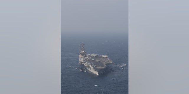 Самолетоносачът USS Nimitz (CVN 68) се движи напред, докато участва в Malabar 2020 в Северно Арабско море. (Снимка на американския флот от специалист по масови комуникации 3-ти клас Кийнън Даниелс)
