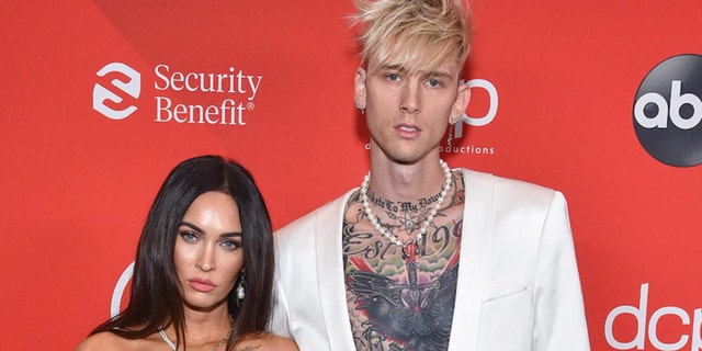Megan Fox and Machine Gun Kelly met on the set of "Midnight in the Switchgrass" 3月 2020.