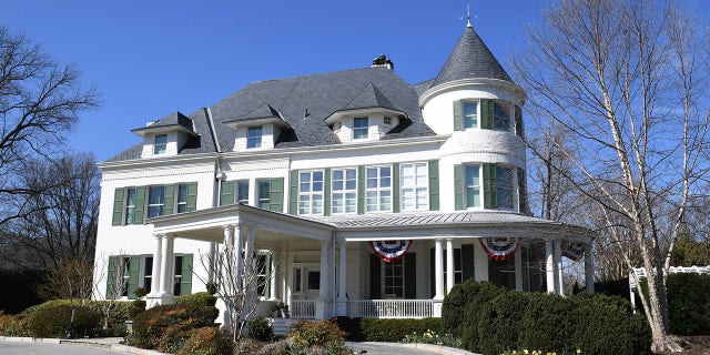 The interior of the house includes a living room, a living room, a garden furniture, two living rooms, a reception room, a kitchen pantry and a dining room. 