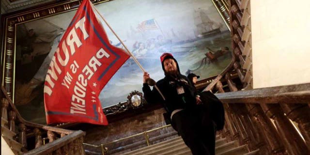 Nicholas Rodean, 26, of Frederick, Md., was photographed inside the U.S. Capitol a gennaio. 6 waving a "Trump is My President" bandiera.