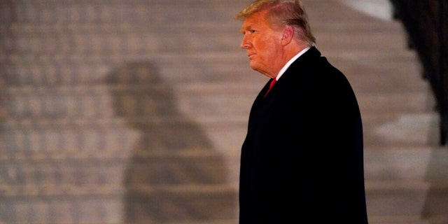 President Donald Trump arrives on the South Lawn of the White House, Dinsdag, Jan.. 12, 2021, in Washington. The president was returning from Texas. (AP Photo/Gerald Herbert)