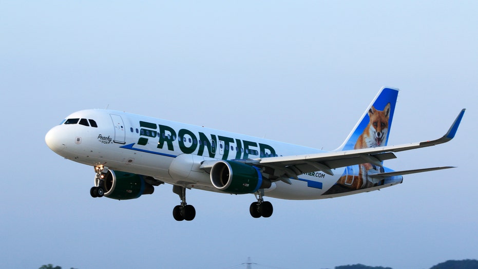 Mujer da a luz en vuelo de Frontier Airlines, le da a su hija un nombre apropiado