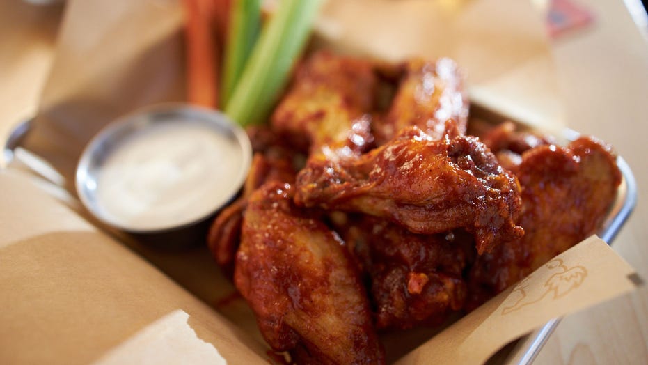 jordskælv peddling hovedvej Buffalo Wild Wings offering free wings for America if Super Bowl goes into  overtime | Fox News