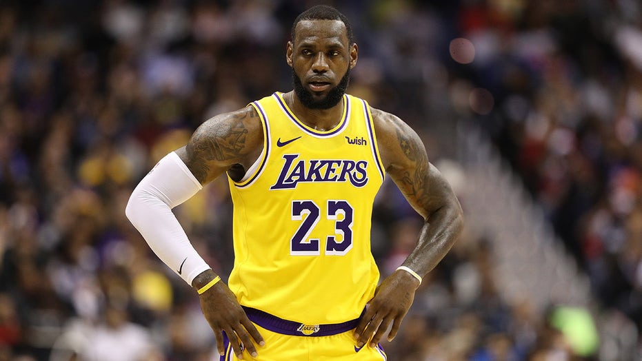 Lakers Lebron James Nails No Look 3 Pointer To Win 100 In Game Bet Fox News