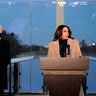 El presidente electo Joe Biden y su esposa Jill escuchan mientras la vicepresidenta electa Kamala Harris habla durante el acto conmemorativo COVID-19, con luces colocadas alrededor del estanque reflectante del Lincoln Memorial, el martes 19 de enero de 2021, en Washington.