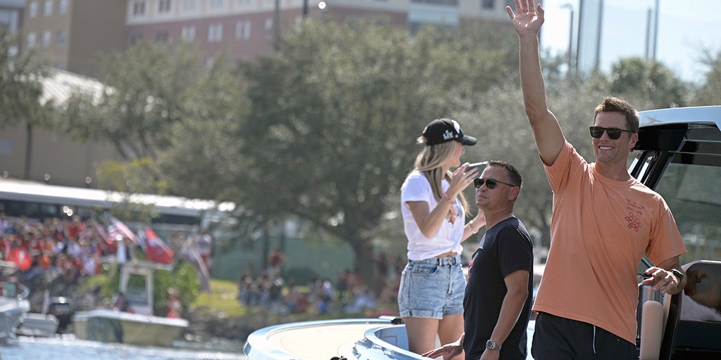 A drunk Tom Brady celebrates during Bucs' Super Bowl parade — WATCH –  Socialite Life