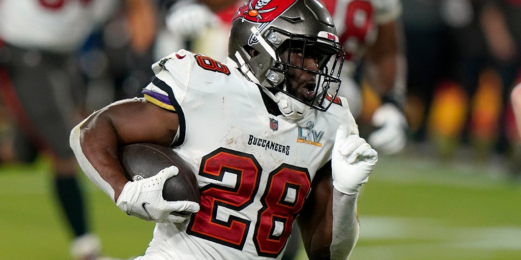 Leonard Fournette re-signs with Buccaneers after visiting Patriots - Pats  Pulpit