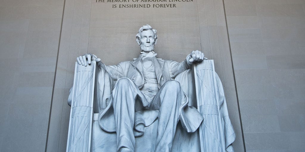 NJ man builds 14-foot-tall snow-Abraham Lincoln in his front yard - Vimarsana News