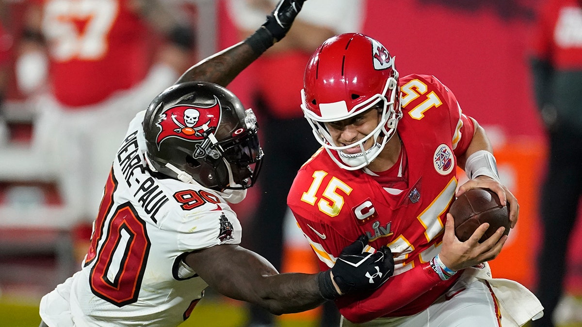 Bucs Leonard Fournette Jokes About Jason Pierre Paul S Missing Fingers In Tweets Fox News