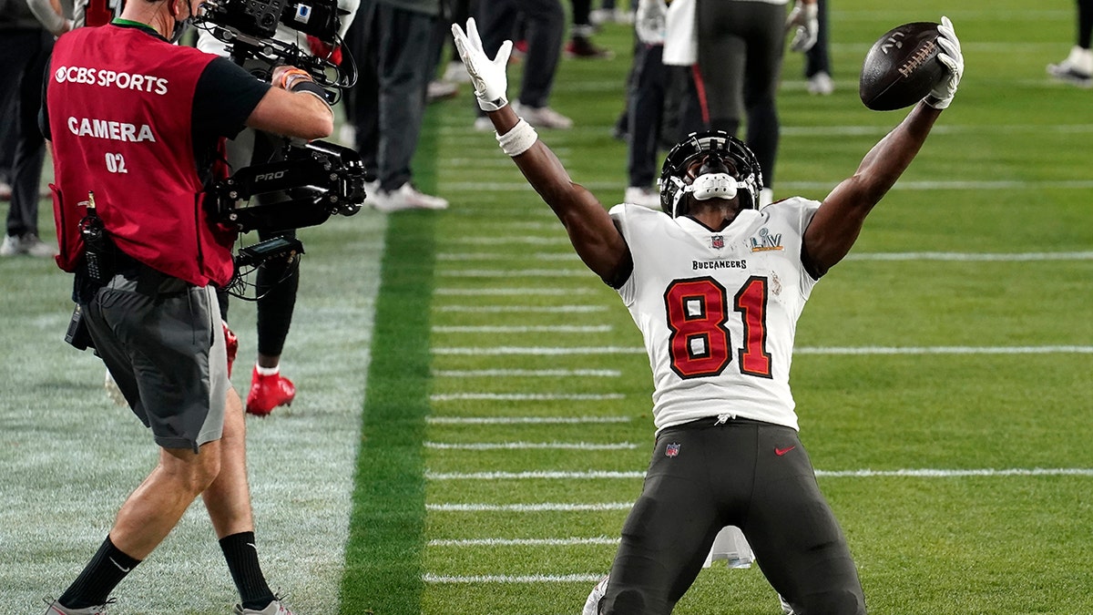 Antonio Brown celebrates Super Bowl touchdown