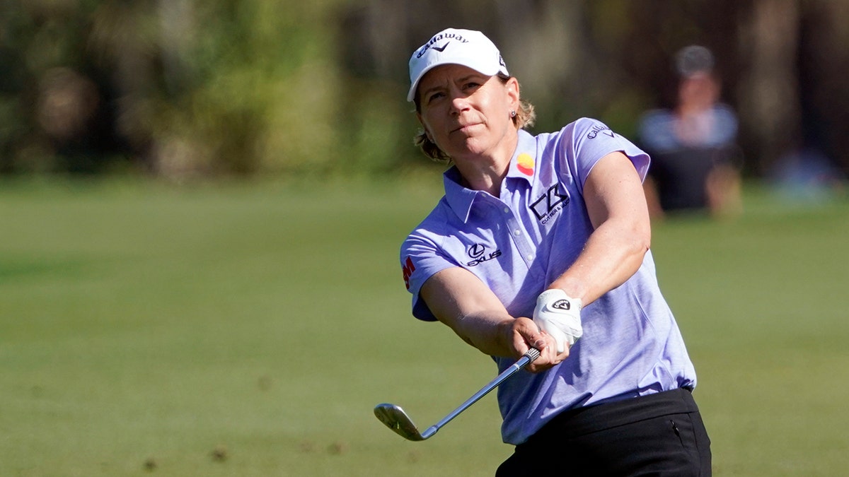 Annika Sorenstam chips a shot to the green