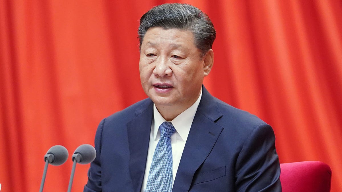 O presidente chinês, Xi Jinping, de terno azul e gravata azul, discursando no 100º aniversário do evento do PCC