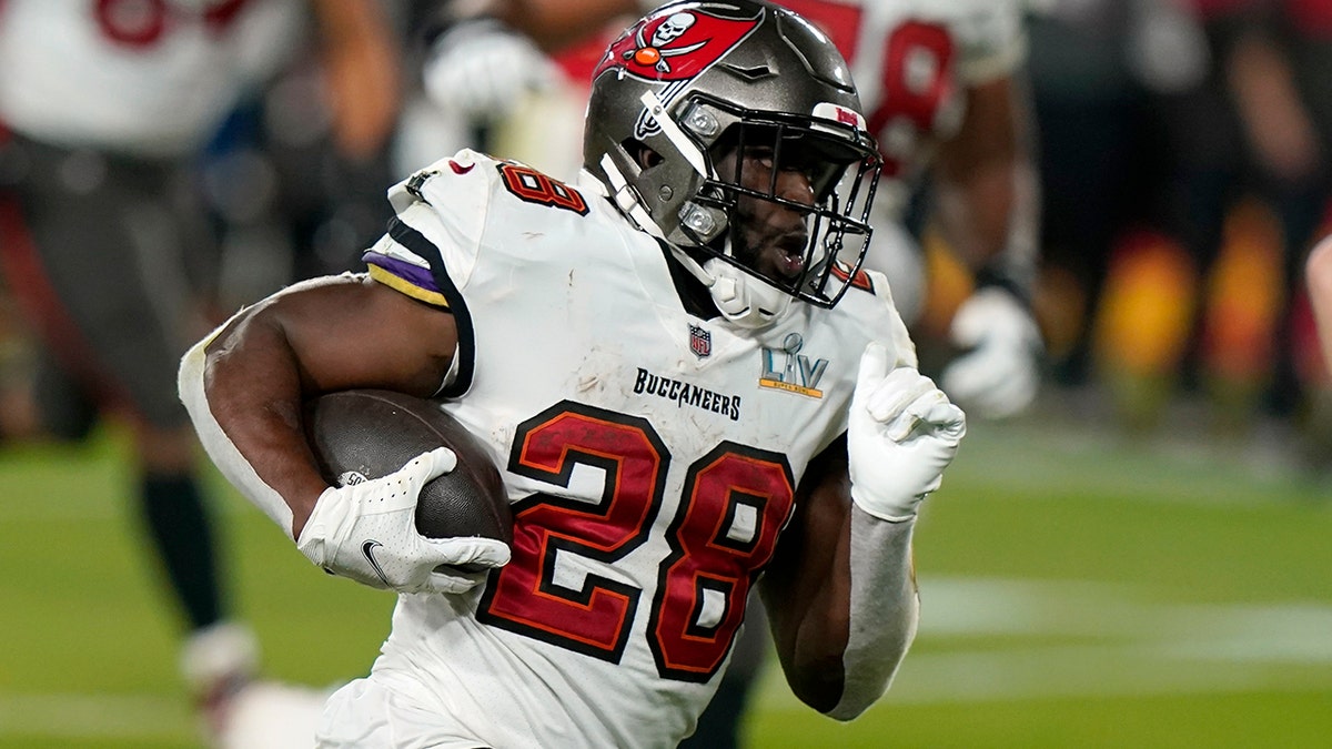 Buccaneers keep Super Bowl core team together, re-sign Leonard Fournette to  one-year deal: report