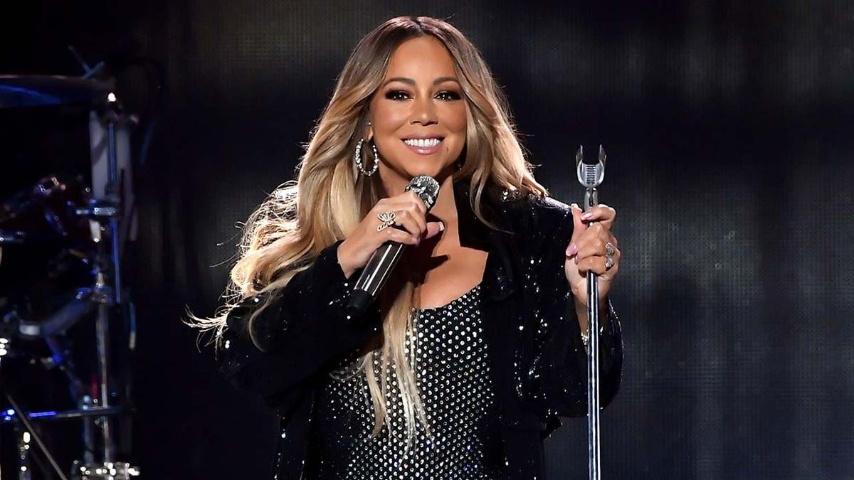 Mariah Carey segura um microfone